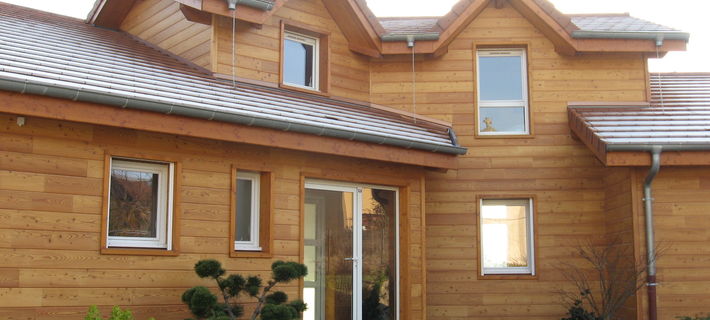 Menuiserie PVC sur maison en bardage bois