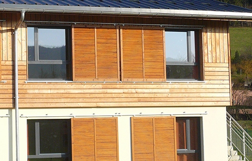 Fenêtres dans façade en bardage bois