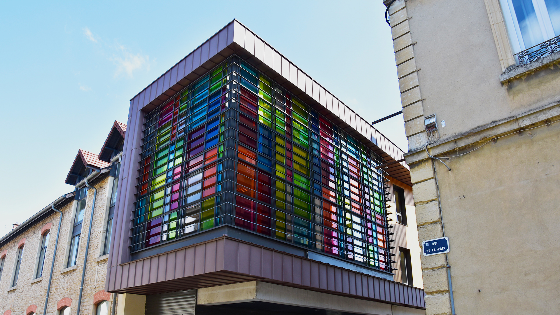 mur rideau avec verres de couleurs